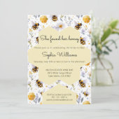 She's Found Her Honey Bees Floral Bridal Shower Einladung (Stehend Vorderseite)