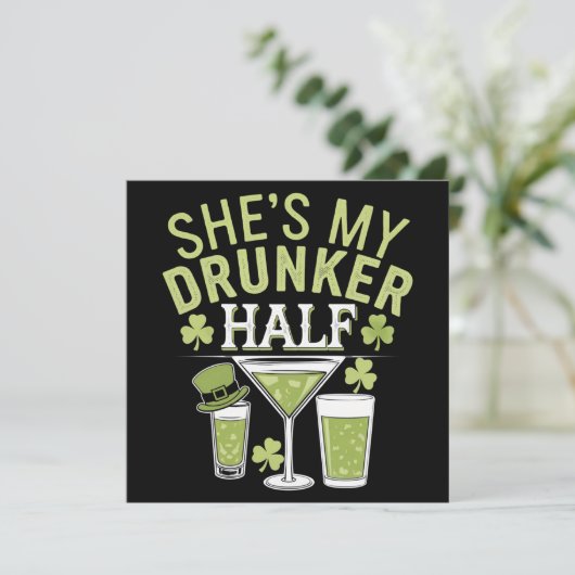 Shes mein Betrunkeneres halb St Patricks Matching  Einladung (Stehend Vorderseite)