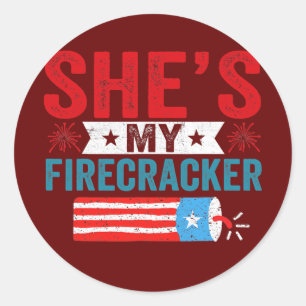 She's My Firecracker His And Hers 4th July Runder Aufkleber