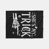 She's My Trick Skeleton Hand Halloween Costume Cou Fleecedecke (Vorderseite (Horizontal))