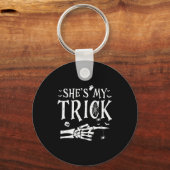 She's My Trick Skeleton Hand Halloween Costume Cou Schlüsselanhänger (Vorderseite)