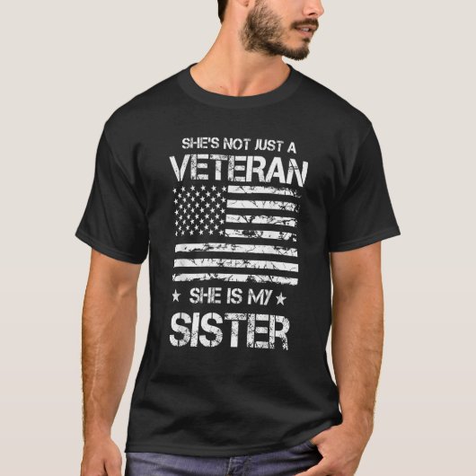 She's Not Just A Veteran She's My Sister Proud Mil T-Shirt (Vorderseite)