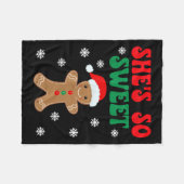 She's So Sweet Funny Gingerbread Couples Christmas Fleecedecke (Vorderseite (Horizontal))