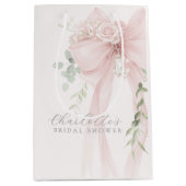 She's tying a knot Bow Bridal Shower Mittlere Geschenktüte (Vorderseite)