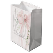 She's tying a knot Bow Bridal Shower Mittlere Geschenktüte (Rückseite Schrägansicht)