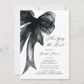 She's Tying The Knot Black Bow Bridal Shower Einladung (Vorderseite)