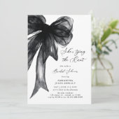 She's Tying The Knot Black Bow Bridal Shower Einladung (Stehend Vorderseite)