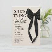 She's Tying The Knot Black Bow Bridal Shower  Einladung (Stehend Vorderseite)
