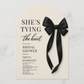 She's Tying The Knot Black Bow Bridal Shower  Einladung (Vorderseite)