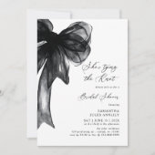 She's Tying The Knot Black Bow Bridal Shower Einladung (Vorderseite)