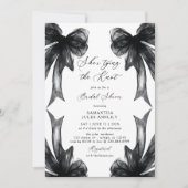 She's Tying The Knot Black Bow Bridal Shower Einladung (Vorderseite)