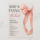 She's Tying The Knot Blush Pink Bow Bridal Shower Einladung (Vorderseite)