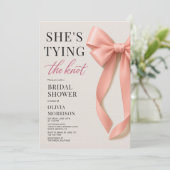 She's Tying The Knot Blush Pink Bow Bridal Shower Einladung (Stehend Vorderseite)