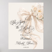 She's Tying the Knot Bow Bridal Shower Welcome Poster (Vorne)