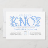 She's Tying The Knot Dusty Blue Bow Bridal Shower Einladung (Vorderseite)