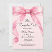 She's Tying the Knot Pink Bow Bridal Shower Einladung (Vorderseite)