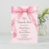 She's Tying the Knot Pink Bow Bridal Shower Einladung (Stehend Vorderseite)