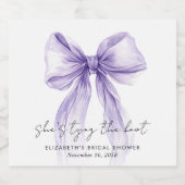 Shes Tying The Knot Purple Bow Bridal Shower Schaumweinetikett (Einzelnes Label)