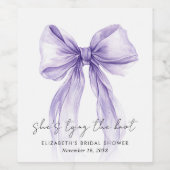 Shes Tying The Knot Purple Bow Bridal Shower Weinetikett (Einzelnes Label)