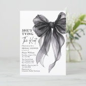 She's Tying The Knot QR Code Bridal Shower Einladung (Stehend Vorderseite)