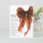 She's Tying The Knot QR Code Bridal Shower Einladung (Stehend Vorderseite)