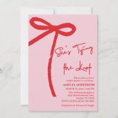  She's Tying the Knot Red,pink Bow Bridal Shower  Einladung (Vorderseite)