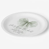 She's Tying The Knot Sage Bow Bridal Shower Pappteller (Schrägansicht)