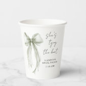 Shes Tying The Knot Sage Green Bow Bridal Shower Pappbecher (Vorderseite)