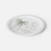 She's Tying The Knot Sage Green Bow Bridal Shower Pappteller (Schrägansicht)