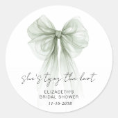 She's Tying The Knot Sage Green Bow Bridal Shower Runder Aufkleber (Vorderseite)
