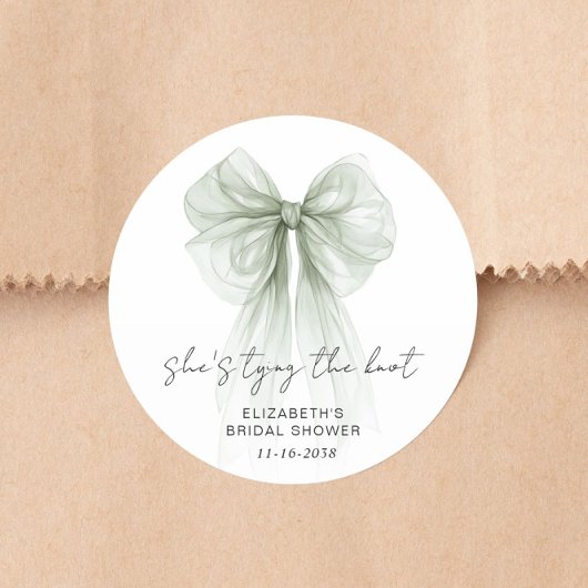 She's Tying The Knot Sage Green Bow Bridal Shower Runder Aufkleber