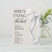 She's Tying The Knot White Ivory Bow Bridal Shower Einladung (Stehend Vorderseite)