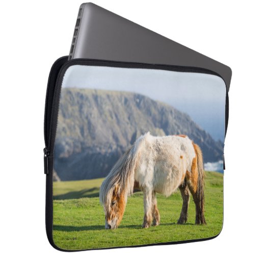 Shetland Pony auf der Alp Piazza della Riforma Laptopschutzhülle (Vorne Rechts)