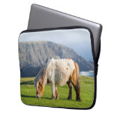 Shetland Pony auf der Alp Piazza della Riforma Laptopschutzhülle (Vorderseite Links)
