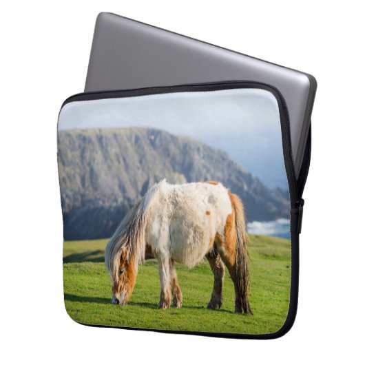 Shetland Pony auf der Alp Piazza della Riforma Laptopschutzhülle (Vorderseite Links)