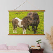 Shetland Pony Mother and Offspring Wandteppich Mit Holzrahmen (Schlafzimmer)