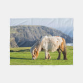 Shetland Pony on Pasture Near High Cliffs Fleecedecke (Vorderseite (Horizontal))