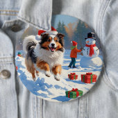 Shetland Sheepdog läuft Schnee mit Weihnachtshut Button (Beispiel)
