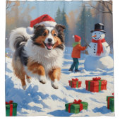 Shetland Sheepdog läuft Schnee mit Weihnachtshut Duschvorhang (Vorderseite)
