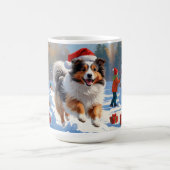 Shetland Sheepdog läuft Schnee mit Weihnachtshut Kaffeetasse (Mittel)