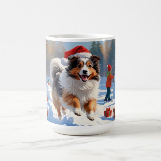 Shetland Sheepdog läuft Schnee mit Weihnachtshut Kaffeetasse (Mittel)