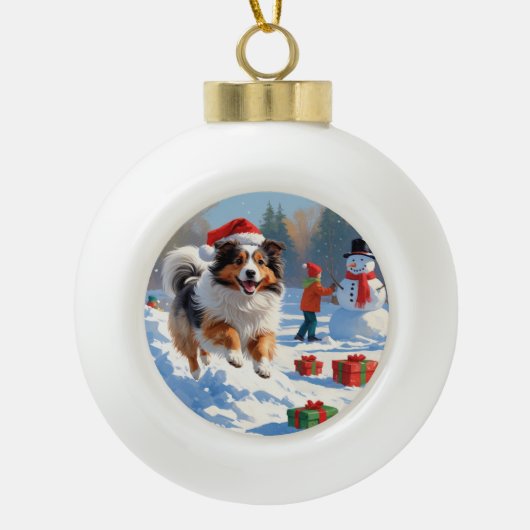 Shetland Sheepdog läuft Schnee mit Weihnachtshut Keramik Kugel-Ornament (Vorderseite)