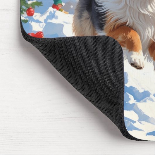 Shetland Sheepdog läuft Schnee mit Weihnachtshut Mousepad (Ecke)