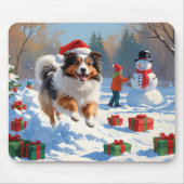 Shetland Sheepdog läuft Schnee mit Weihnachtshut Mousepad (Vorne)