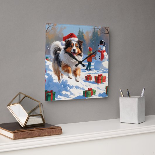 Shetland Sheepdog läuft Schnee mit Weihnachtshut Quadratische Wanduhr (Büro)