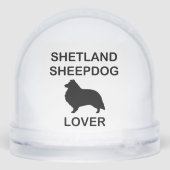 Shetland Sheepdog Laying In Snow Schneekugeln (Rückseite)