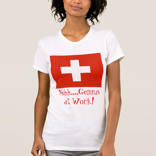 Shh….Genie bei der Arbeit! mit Schweizer Flagge T-Shirt (Vorderseite)