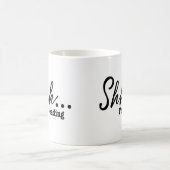 Shhh...Ich lese gerade - Moderne Kaffeetasse (Mittel)