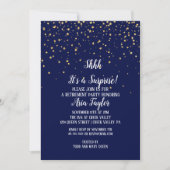Shhh ist eine Überraschung Gold Confetti auf Navy Einladung (Vorderseite)