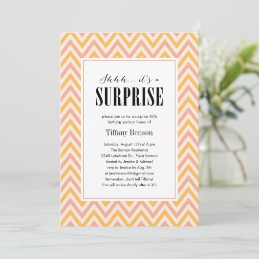 Shhh… ist es eine Überraschungs-Party Einladungen (Stehend Vorderseite)